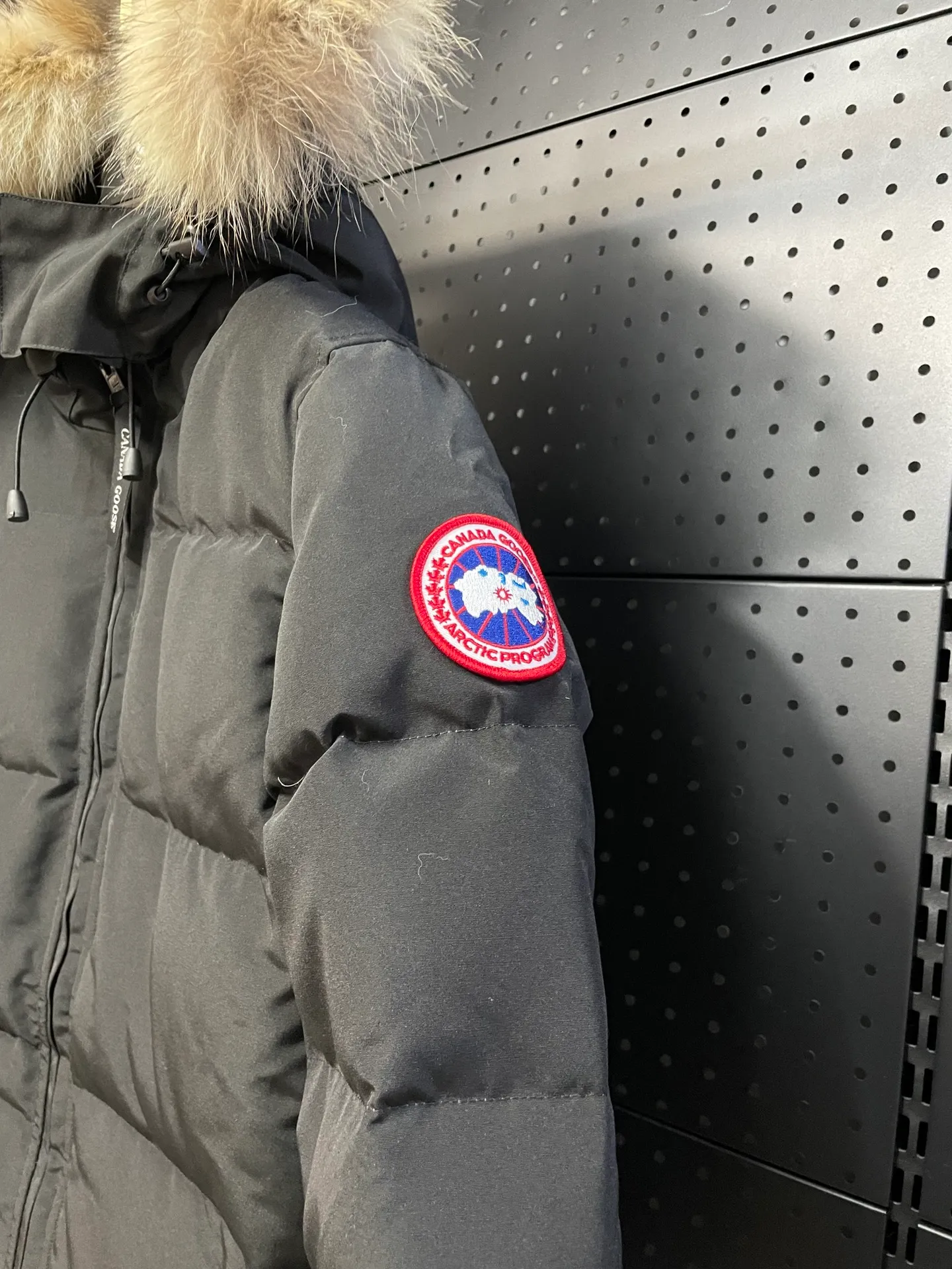 P880 black Canadian CANADA GOOES 04 model/women's model. The Arctic and Antarctic scientific expedition teams and others choose Canada Goose as their cold-proof equipment. They are the Rolls-Royce of down jackets.  ➖ Industry-leading anti-counterfeiting chip sensing.  ➖ Imported Behringer embroidery machines and customized embroidery labels, the highest level and industry leading.  ➖ Imported Korean 21-count polyester-cotton blended original fabric, TC85 waterproof coated fabric, water-repellent, windproof and wear-resistant.  ➖ The new national standard 80 white duck down is filled with an average of 520 grams of down. The amount of down filled is industry-leading.  ➖ 100% nylon lining with double double-layer sealing design to prevent velvet running, and seamless thread design on the cuffs!  ➖ Western Canadian Green Wolf Collar.  ➖ Yoshida YKK provides original factory-customized electroplated sliders. YKK two-way lockable zippers are tight and smooth and do not peel off paint.  ➖ 3M composite Velcro is durable and the accessories and hardware are all custom-made. Only for the purest goose, the most dedicated, the most professional, the highest quality, the highest cost performance!    SIZE:XS-XXL